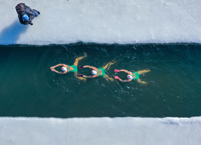 Winter swimmers take the plunge into the icy waters of Shenyang City, Liaoning Province, January 6, 2024. /CFP