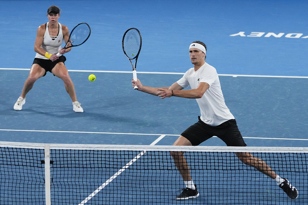 Germany's Laura Siegemund (L) and Alexander Zverev in action during their United Cup mixed doubles match in Sydney, Australia, January 6, 2024. /CFP