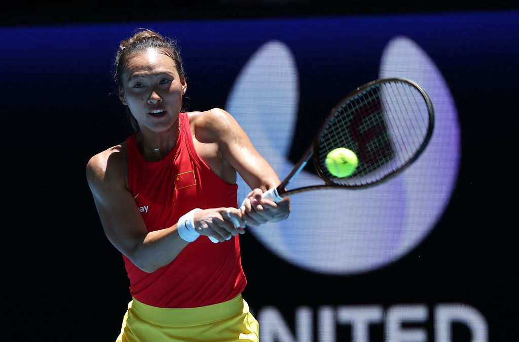 Zheng Qinwen of China competes in the women's singles match against Iga Swiatek of Poland in the United Cup quarterfinals in Perth, Australia, January 3, 2024. /CFP