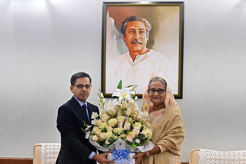 Indian High Commissioner to Bangladesh Pranay Verma (L) congratulates Bangladesh's Prime Minister Sheikh Hasina with a floral bouquet in Dhaka, January 8, 2024. /CFP
