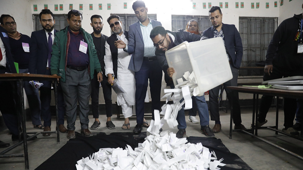 Officials prepare to count votes of parliamentary election in Dhaka, Bangladesh, January 7, 2024. /CFP