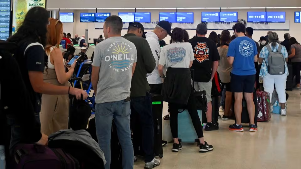 Passengers try to rebook their tickets from cancelled United Airlines flights after U.S. air safety regulator FAA grounded 171 Boeing 737 MAX 9 jetliners for safety checks, at Luis Munoz Marin International Airport in San Juan, Puerto Rico, U.S., January 7, 2024. /Reuters