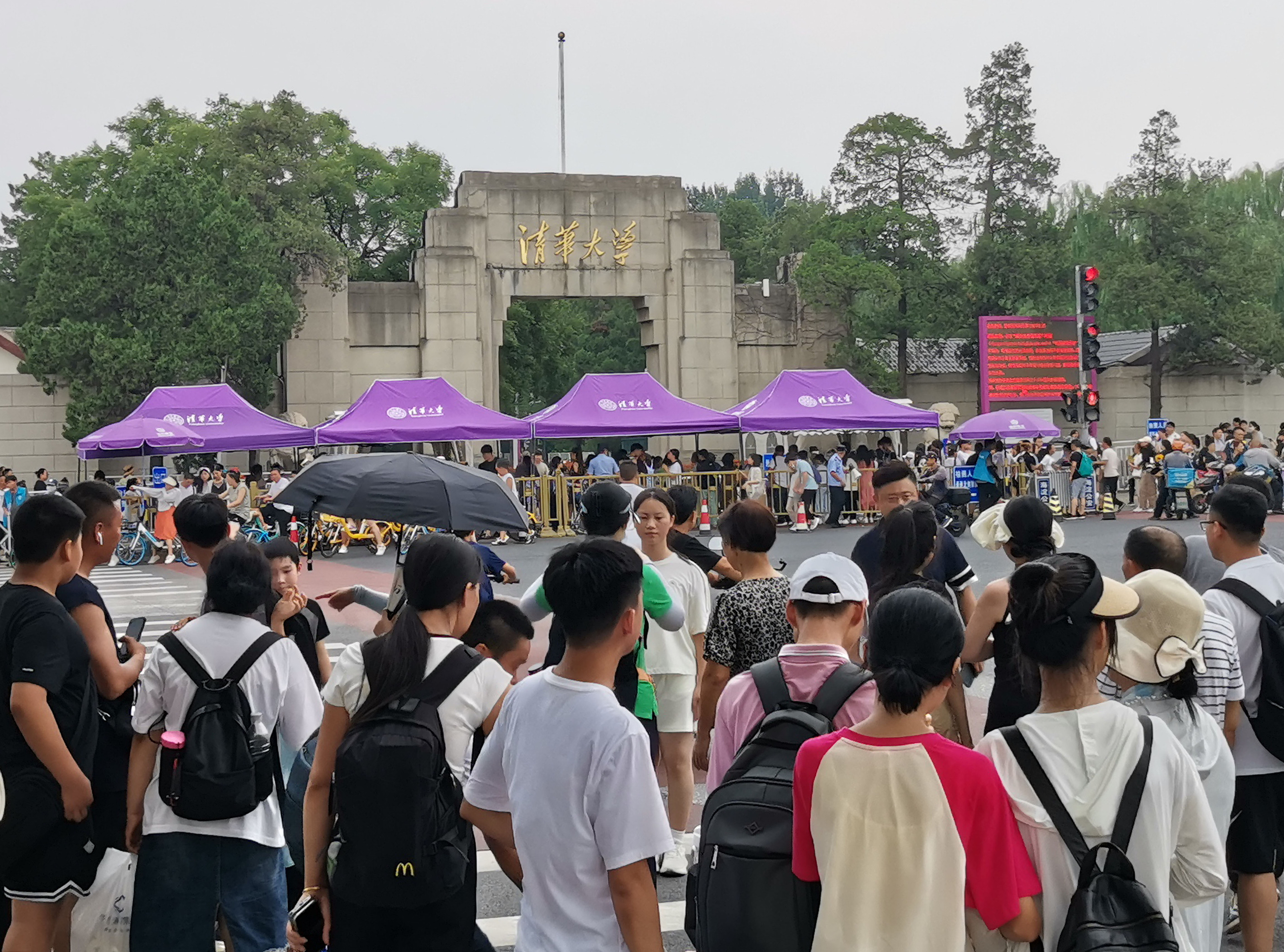 Tourists wait outside the west gate of Tsinghua University, Beijing, August 9, 2023. /CFP
