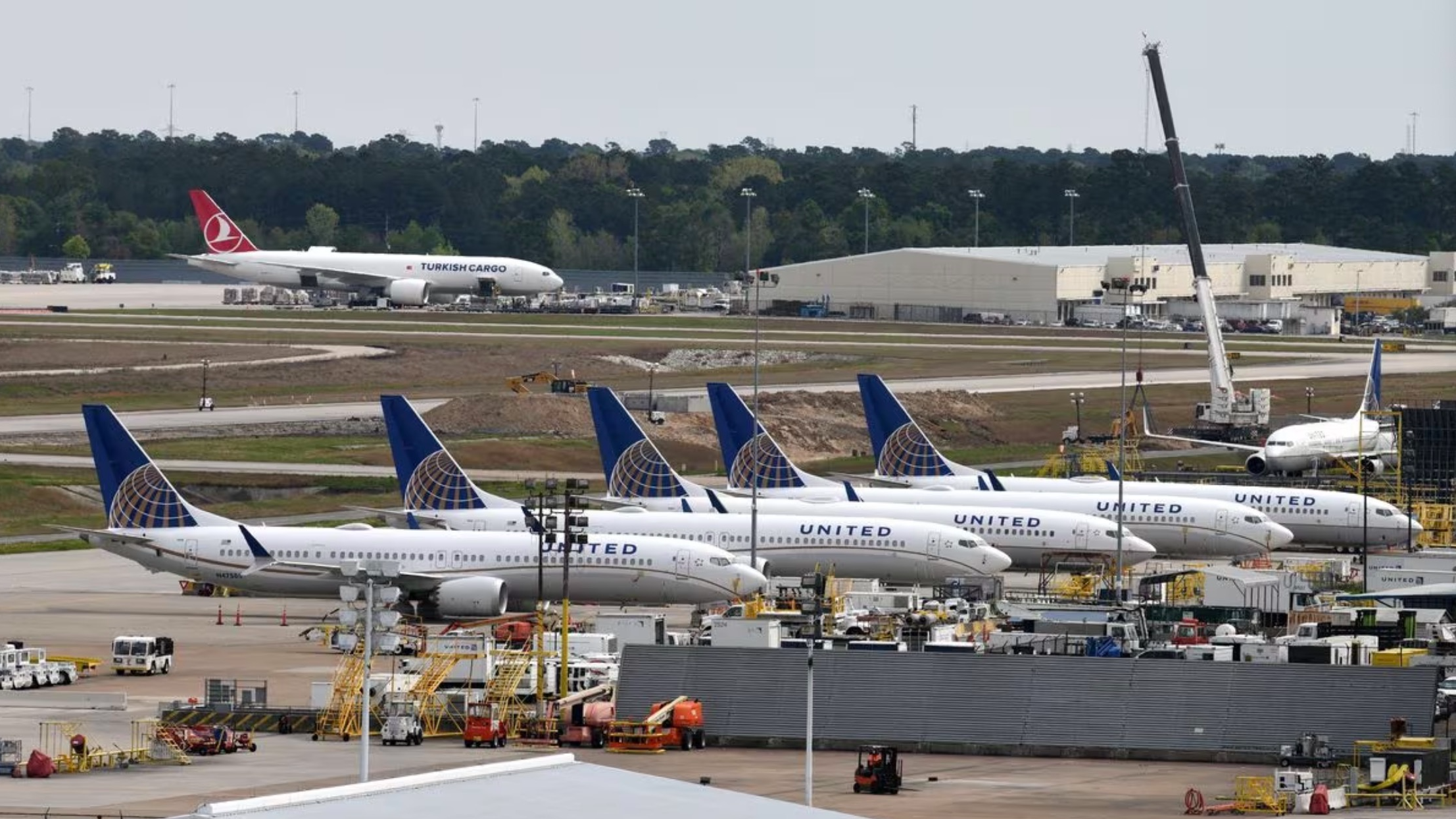 联合航空公司的飞机，包括一架波音 737 MAX 9 型号，在美国德克萨斯州休斯顿乔治布什洲际机场拍摄/路透社