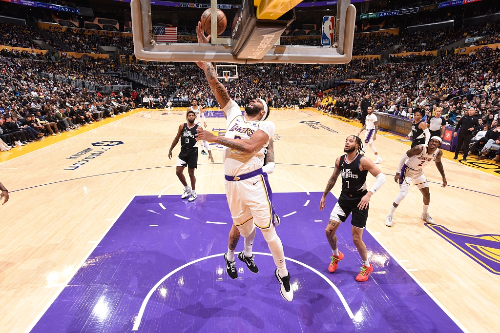 Anthony Davis (C) of the Los Angeles Lakers makes a layup in the game against the Los Angeles Clippers at Crypto.com Arena in Los Angeles, California, January 7, 2024. /CFP