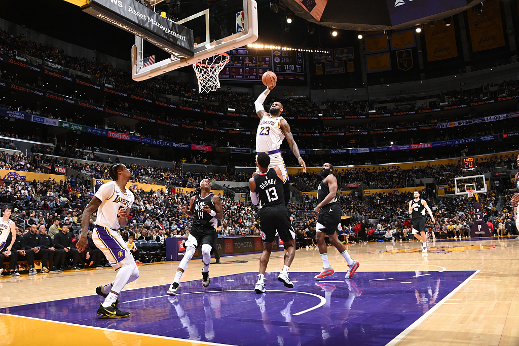 LeBron James (#23) of the Los Angeles Lakers dunks in the game against the Los Angeles Clippers at Crypto.com Arena in Los Angeles, California, January 7, 2024. /CFP