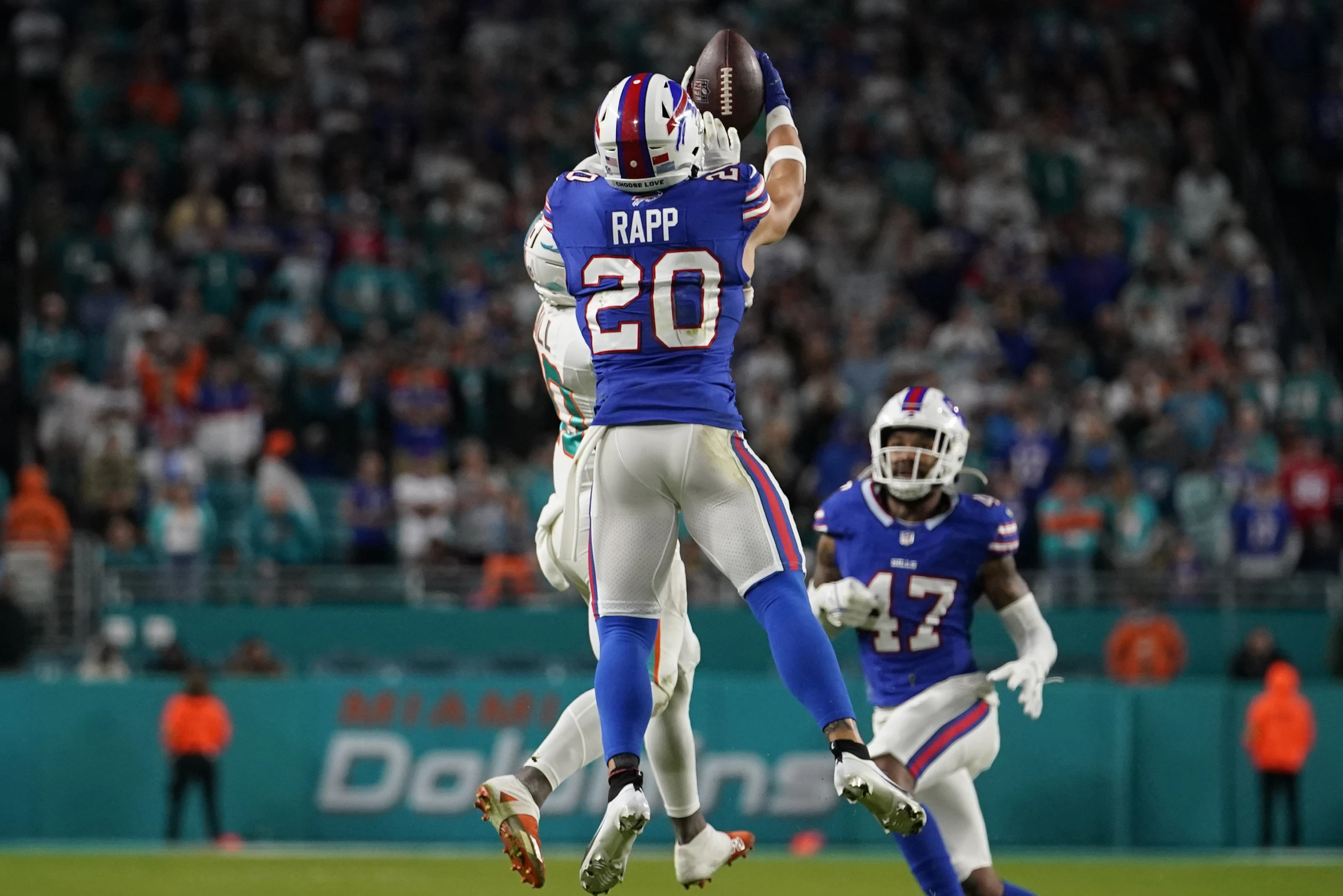 Safety Taylor Rapp (#20) of the Buffalo Bills intercepts a pass in the game against the Miami Dolphins at Hard Rock Stadium in Miami Gardens, Florida, January 7, 2024. /CFP