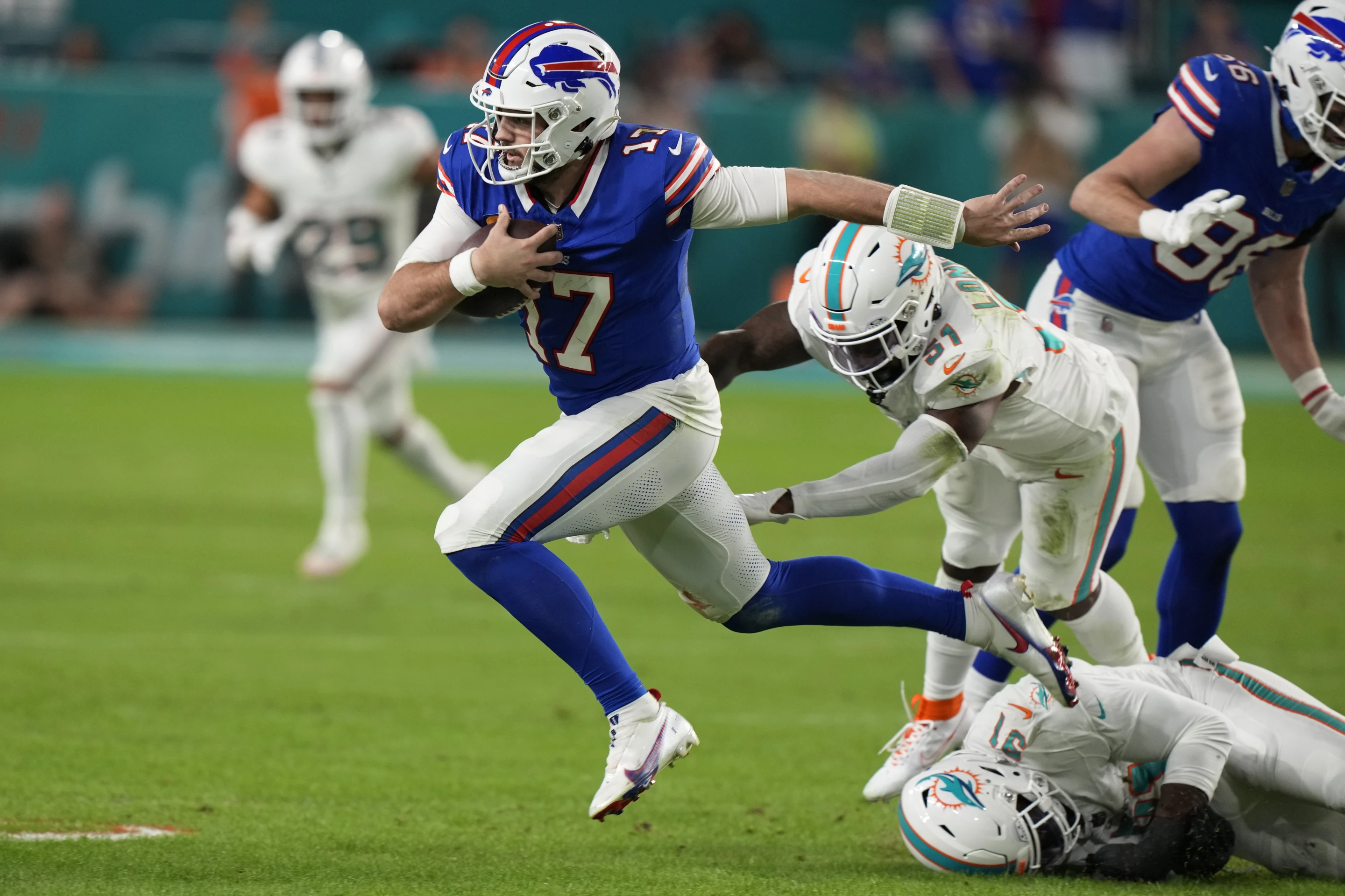Quarterback Josh Allen (#17) of the Buffalo Bills runs with the ball in the game against the Miami Dolphins at Hard Rock Stadium in Miami Gardens, Florida, January 7, 2024. /CFP