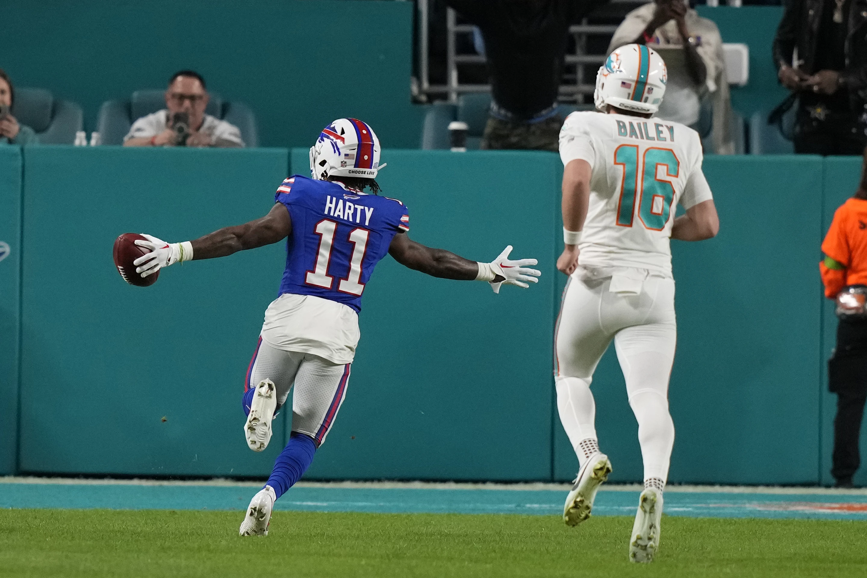 Wide receiver Deonte Harty (#11) of the Buffalo Bills runs with the ball in the game against the Miami Dolphins at Hard Rock Stadium in Miami Gardens, Florida, January 7, 2024. /CFP