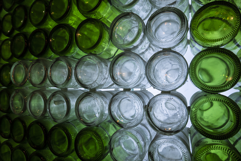 Alternative receptacles for wine include casks, cans and plastic bottles, according to the study. /CFP