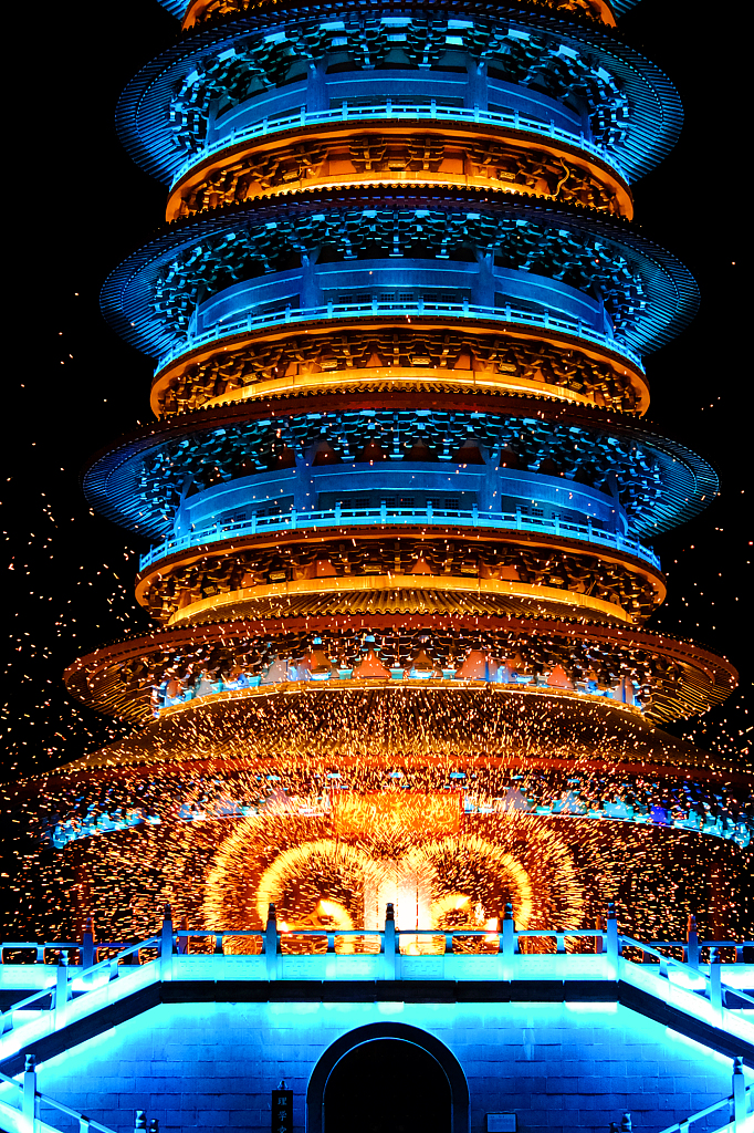 A spectacular molten iron throwing show is staged at the Wunvzhou Resort in Wuyuan County, Jiangxi Province on January 6, 2024. /CFP