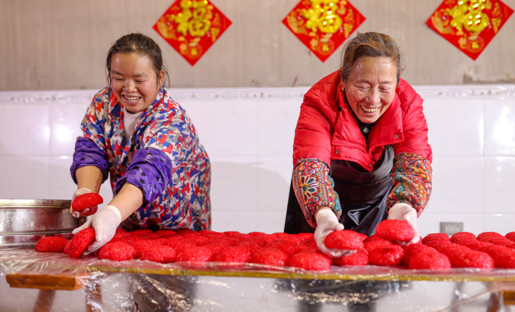 People from the Dong ethnic group make red ciba in Tongren City, southwest China's Guizhou Province, January 7, 2024. /CFP