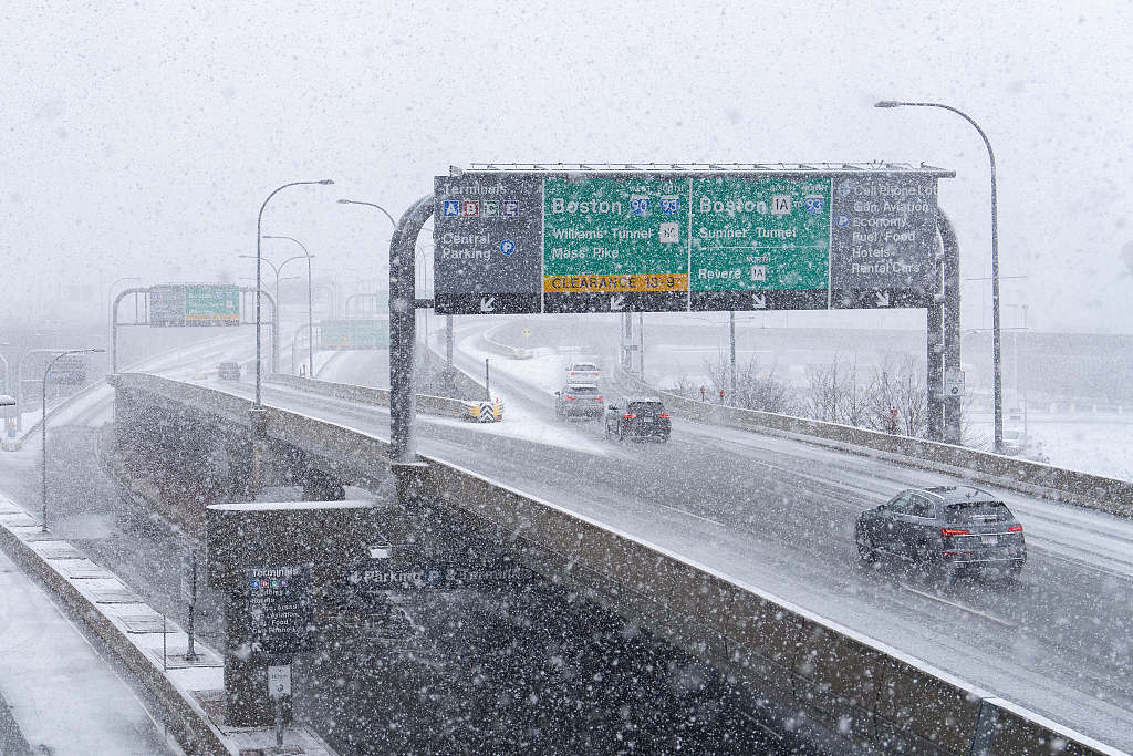 Cars travel on the snowy highway in between terminals at Logan International Airport during a storm in Boston, Massachusetts, U.S., January 7, 2024. /CFP 