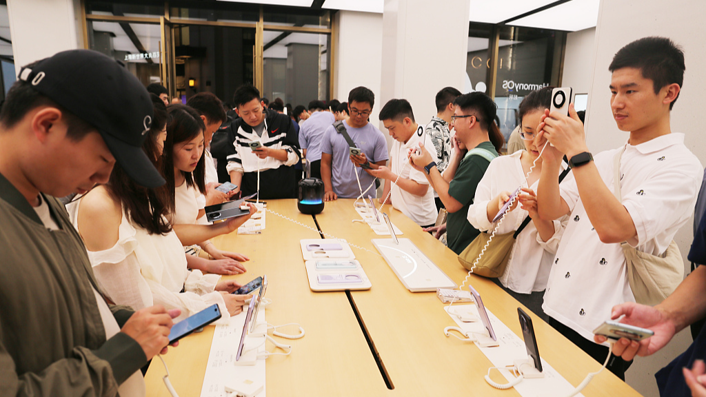 Users are enthusiastic about smartphones with satellite connectivity at a Huawei flagship store in Shanghai, September 24, 2023. /CFP