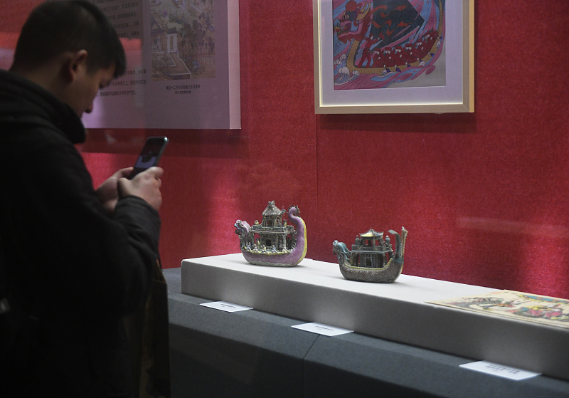 A visitor takes photos of precious relics at the Chongqing China Three Gorges Museum, Chongqing Municipality, January 8, 2024. /CFP