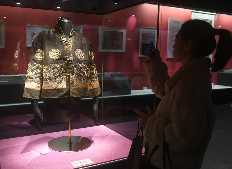 A visitor takes photos of precious relics at the Chongqing China Three Gorges Museum, Chongqing Municipality, January 8, 2024. /CFP