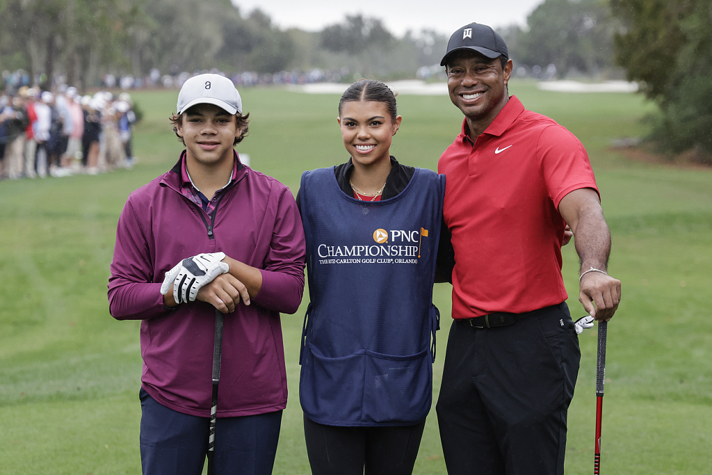 Tiger Woods (R) and his daughter Sam (C) and son Charlie during the final round of the PNC Championship golf tournament in Orlando, U.S., December 17, 2023. /CFP