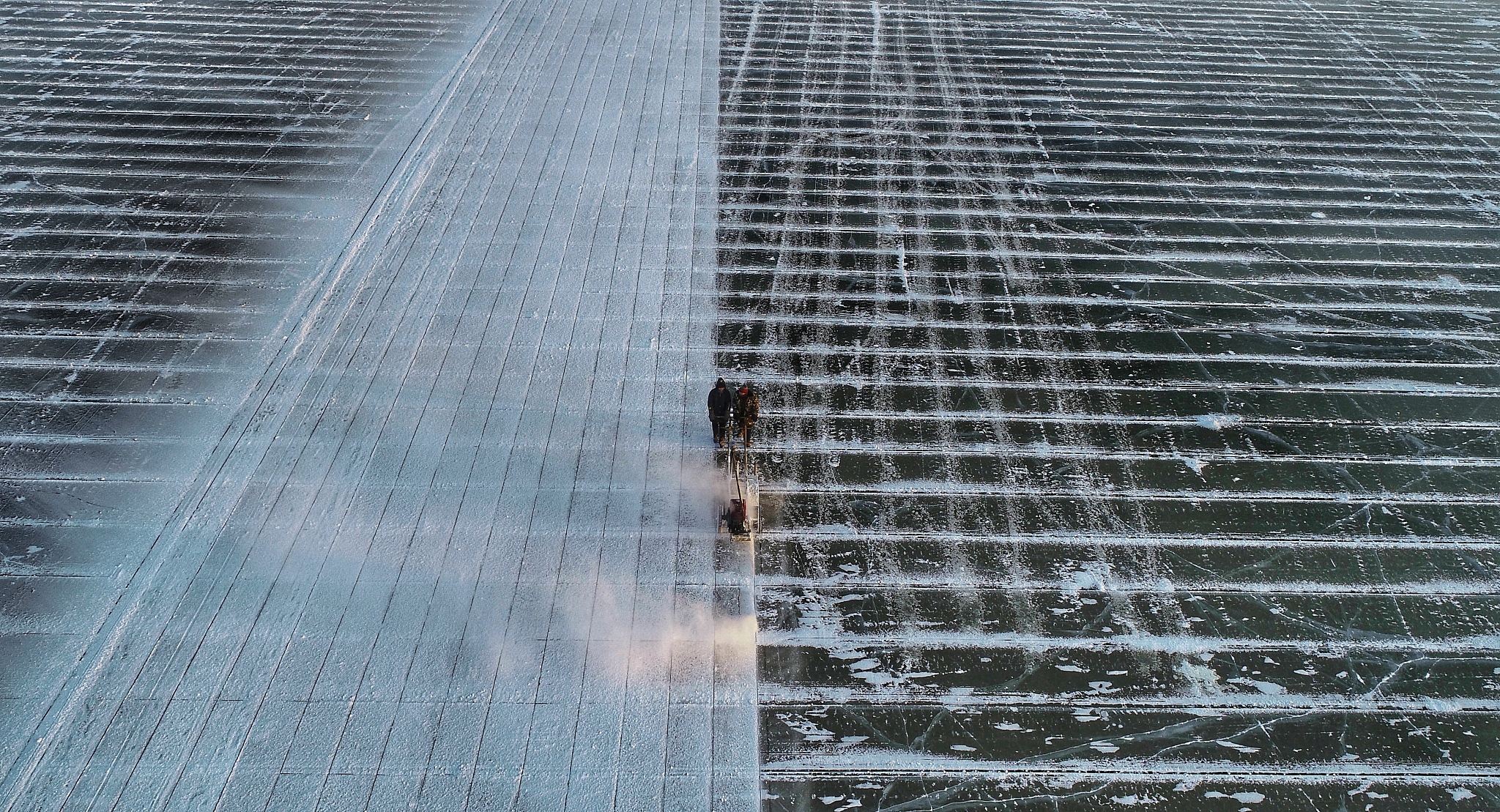 Ice pickers divide the ice rows and move the separated ice bricks forward. /CFP