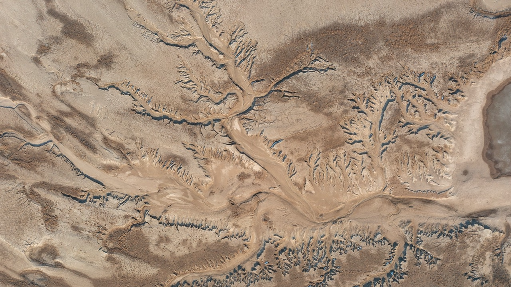 A photo taken on January 8, 2024 shows an aerial view of the channels left on the sandbars of the Yellow River in Zhengzhou, Henan Province, China. /IC