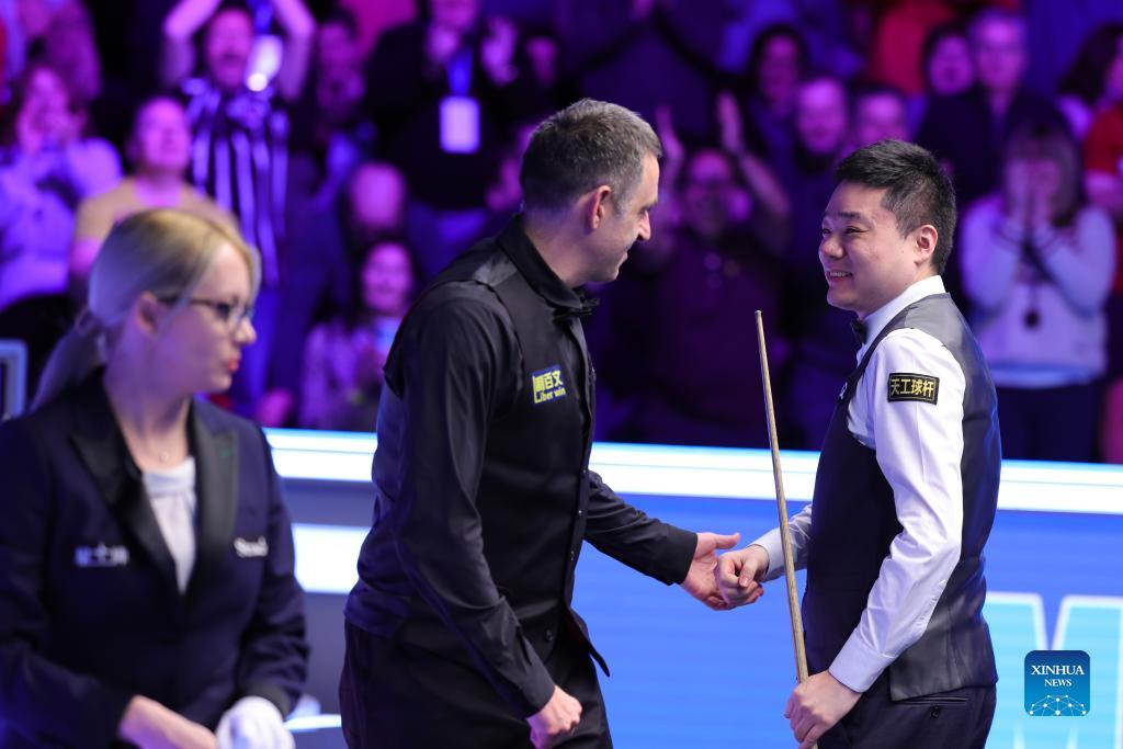 Ronnie O'Sullivan of England congratulates Ding Junhui (R) of China during their match at Snooker Masters in London, England, January 8, 2024. /Xinhua