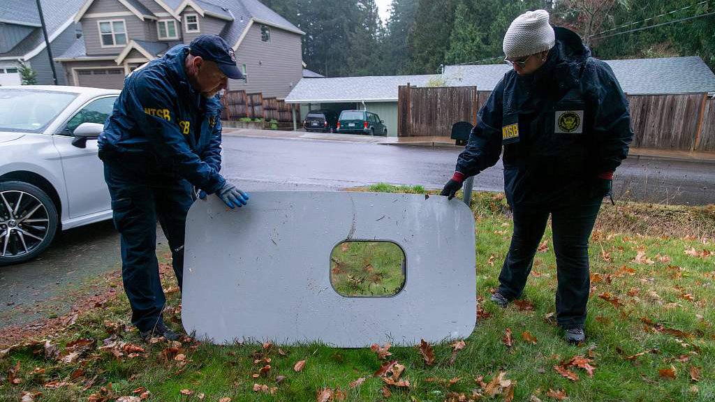Agents inspecting the door plug from Alaska Airlines Flight 1282 after it was found in Portland, Oregon, January 8, 2024. /CFP