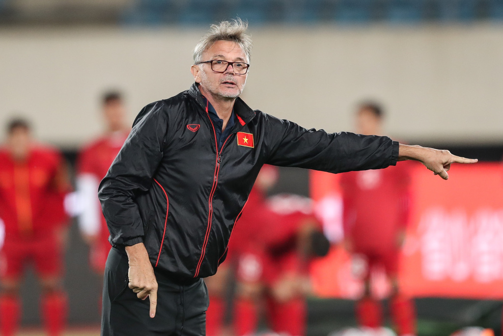 Vietnam men's football team coach Philippe Troussier gives instructions to his players ahead of an international friendly against China in Dalian, Liaoning, on October 9, 2023. /CFP
