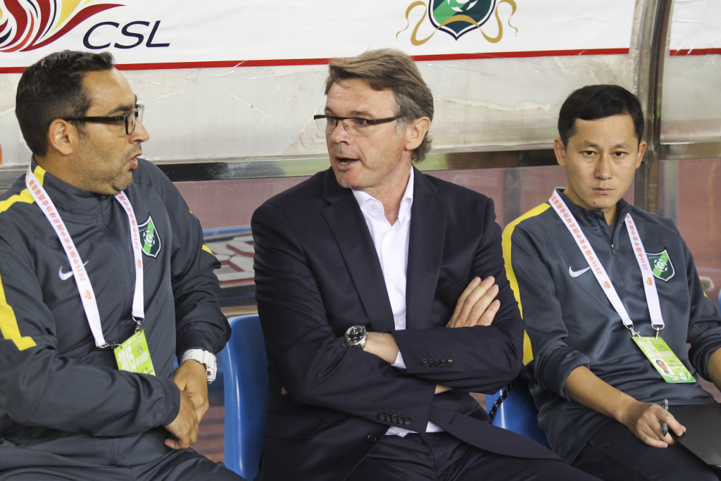 Philippe Troussier pictured during a Chinese Super League match in Hangzhou on May 9, 2015. /CFP