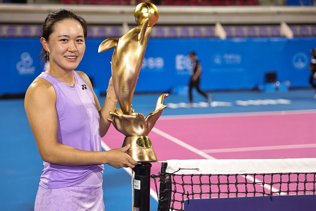 China's Zhu Lin celebrates with the trophy after winning the Thailand Open in Hua Hin, Thailand, February 5, 2023. /CFP