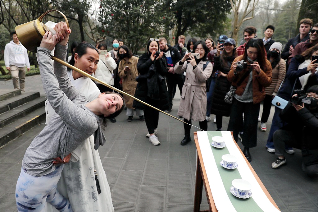 2024年1月8日，哥伦比亚大学学生在四川都江堰体验传统茶艺。/CFP
