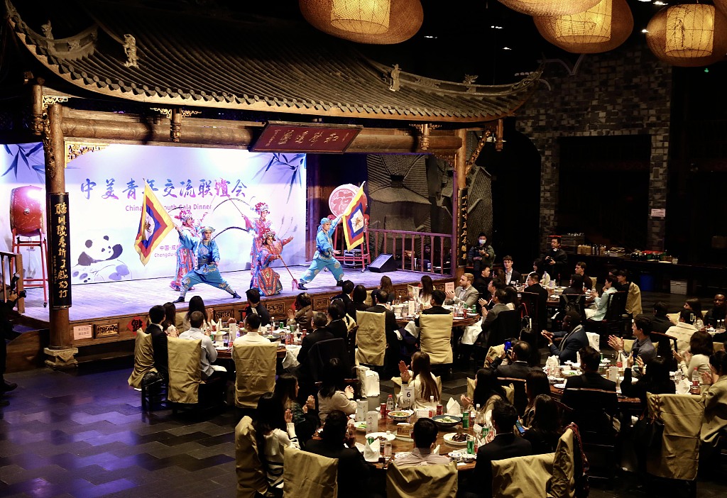 图为2024年1月7日在四川成都举行的中美青年联欢晚宴上的表演。  /CFP