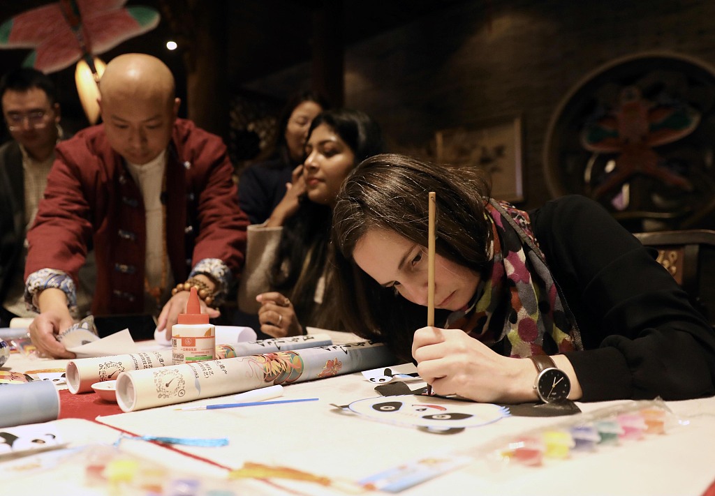 A photo taken on January 7, 2024 shows American students experiencing Chinese folk art in Chengdu, Sichuan Province. /CFP