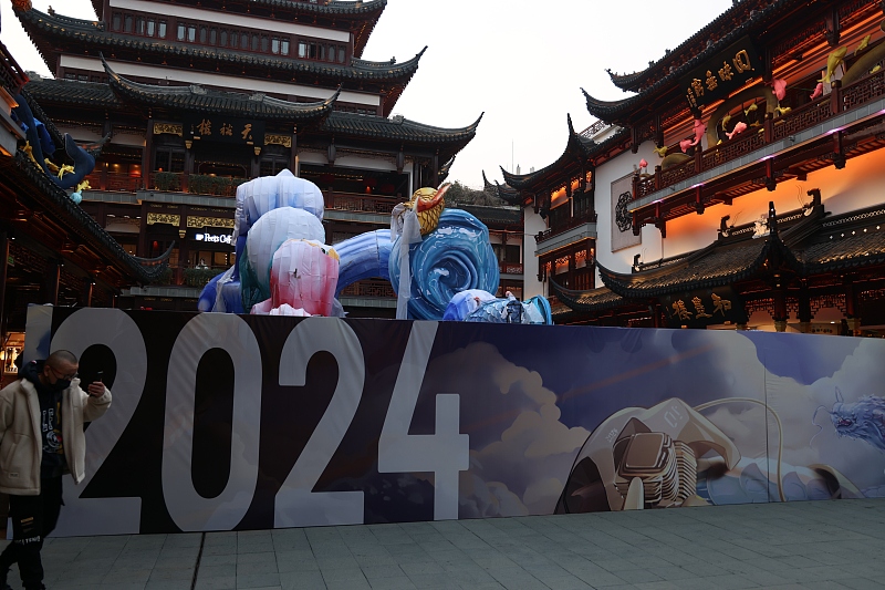 Preparations for the lantern fair at Yuyuan Garden continue in Shanghai, January 6, 2024. /CFP