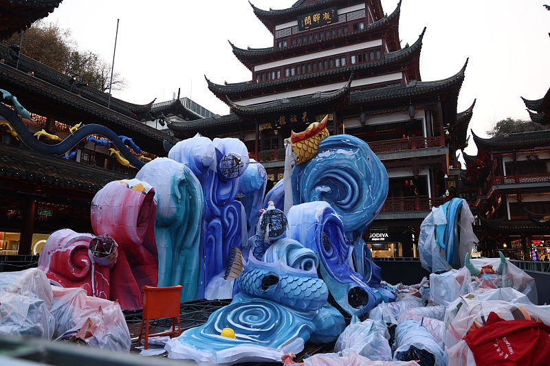 Preparations for the lantern fair at Yuyuan Garden continue in Shanghai, January 6, 2024. /CFP