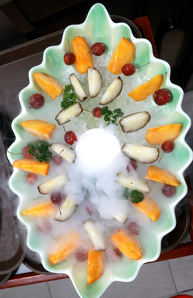 A photo taken on January 9, 2024 shows a plate of frozen pears and persimmons at a restaurant in Harbin aimed at attracting tourists. /CFP