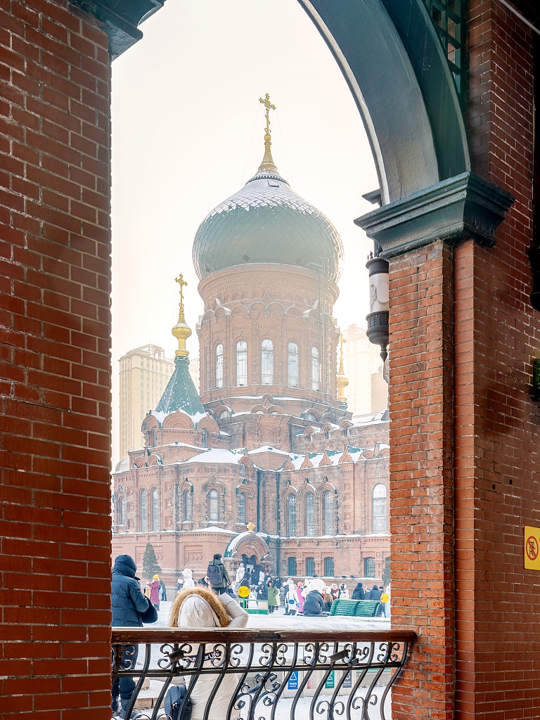 一张未注明日期的照片显示了哈尔滨的地标建筑圣索菲亚大教堂，它吸引着来自世界各地的游客。  /CFP