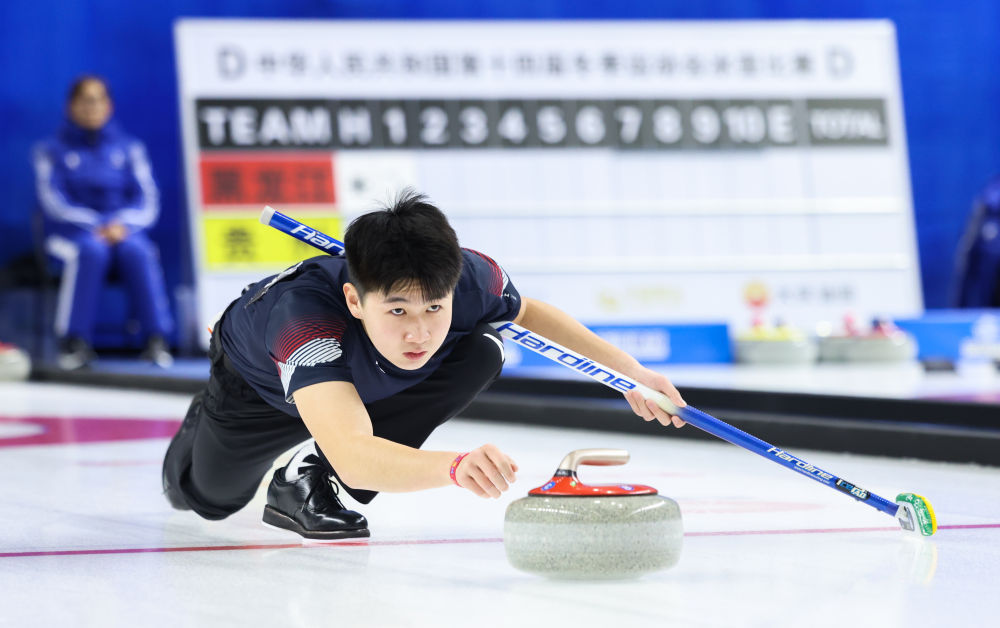 Li Yang of Team Inner Mongolia competes in the juniors' curling event during China's 14th National Winter Games in Hulun Buir City, China, January 9, 2024. /Xinhua 