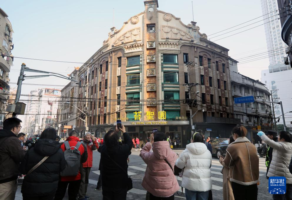 People take photos of the Tai Sheng Yuan restaurant on Huanghe Road, Shanghai, January 9, 2024. /Xinhua