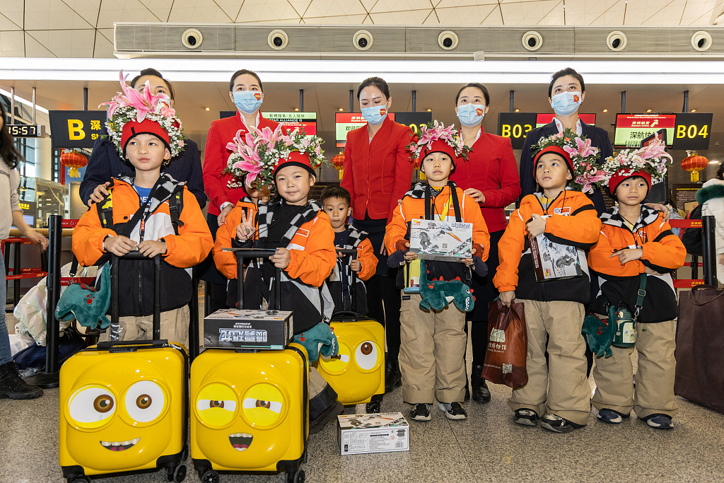 On January 9, 2024, in Shenyang, Liaoning Province, a group of children from Guangxi embark on a four-day study tour of northeast China. /CFP