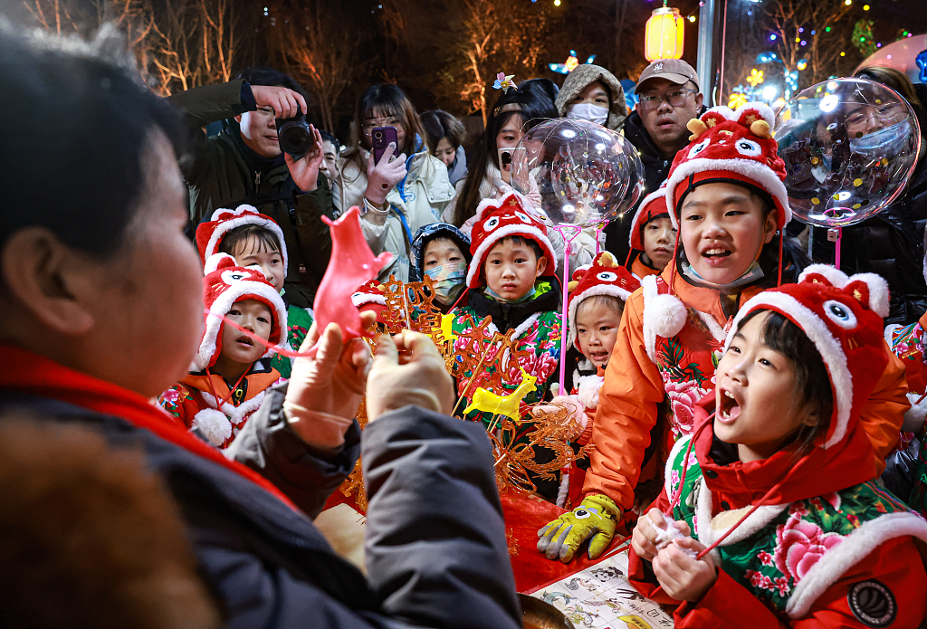 On January 8, 2024, eight children from Guangxi, visited Bitang Park in Shenyang to enjoy the lantern displays and local crafts. /CFP