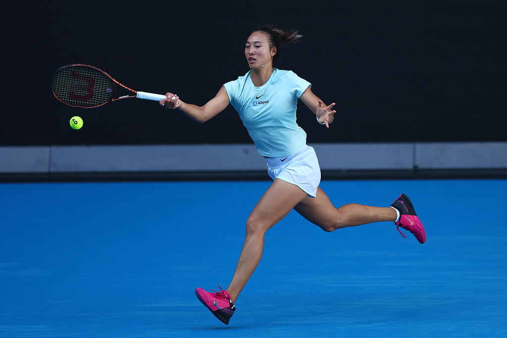 Zheng Qinwen plays a forehand during a training session ahead of the Australian Open in Melbourne, Australia, January 11, 2024. /CFP