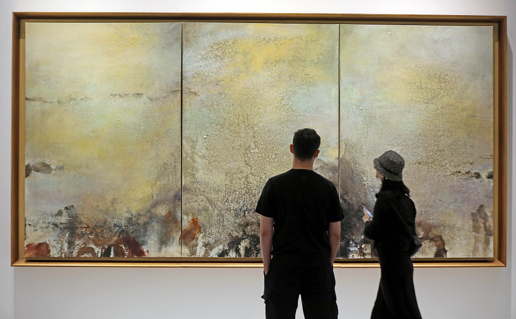 An undated photo shows visitors appreciating a work by Zao Wou-ki at a gallery in Hangzhou, Zhejiang Province. /CFP