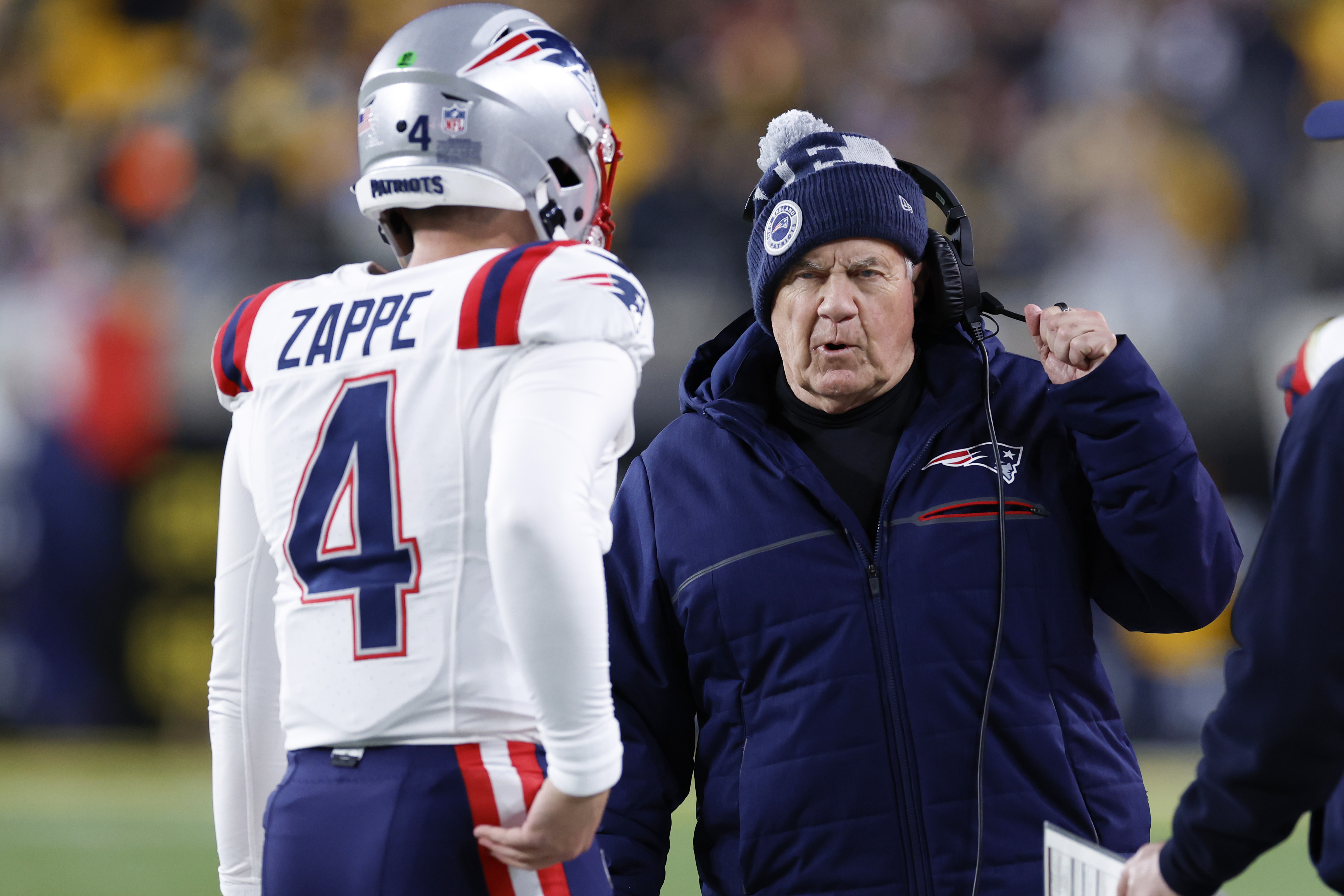 Bill Belichick (R), head coach of the New England Patriots, talks to his quarterback Bailey Zappe during the game against the Pittsburgh Steelers at Acrisure Stadium in Pittsburgh, Pennsylvania, December 7, 2023. /CFP