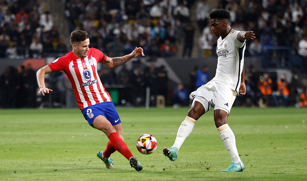 Saul Niguez (L) of Atletico Madrid and Aurelien Tchouameni of Real Madrid in action during their Spanish Super Cup semifinal clash in Riyadh, Saudi Arabia, January 10, 2024. /CFP