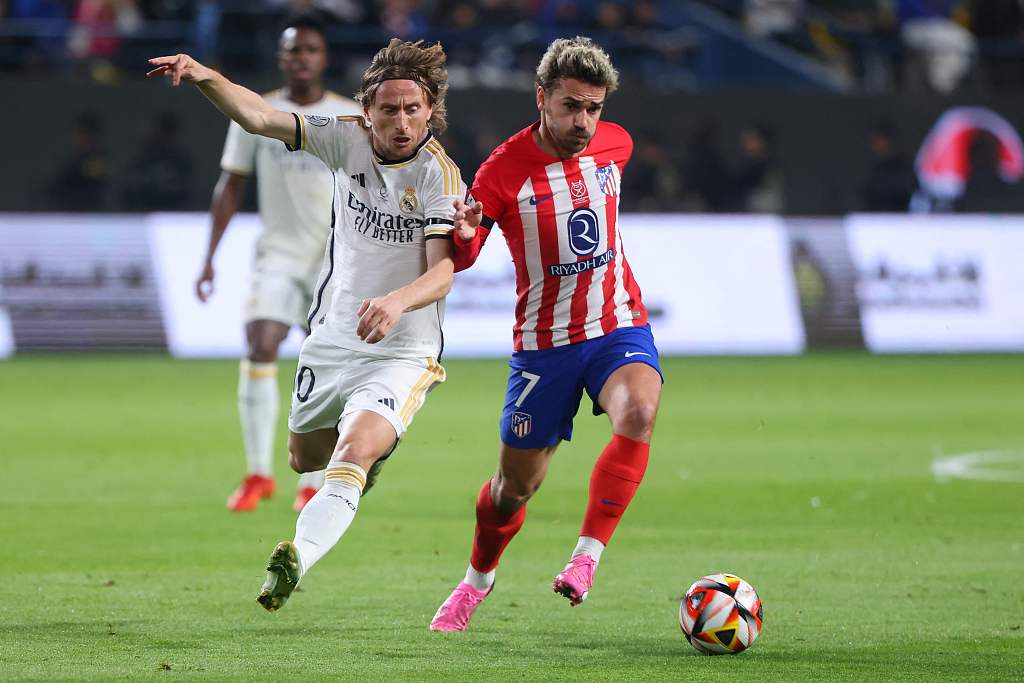 Real Madrid's Luka Modric (L) fights for the ball with Atletico Madrid's Antoine Griezmann during their Spanish Super Cup semifinal clash in Riyadh, Saudi Arabia, January 10, 2024. /CFP