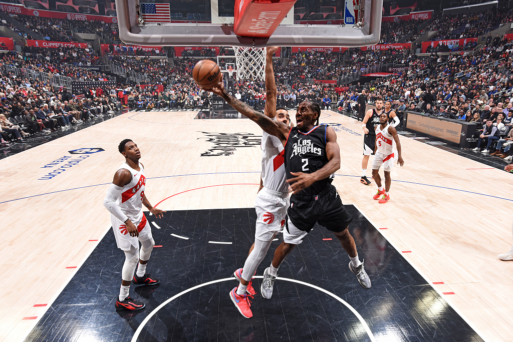 Kawhi Leonard (#2) of the Los Angeles Clippers drives toward the rim in the game against the Toronto Raptors at Crypto.com Arena in Los Angeles, California, January 10, 2024. /CFP