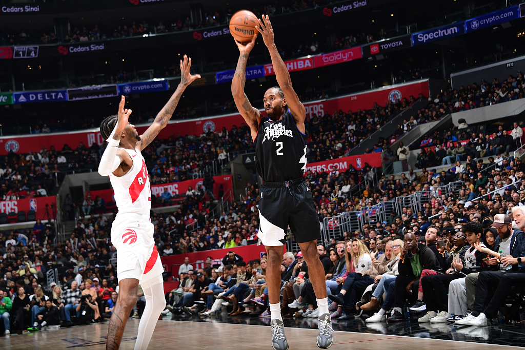Kawhi Leonard (#2) of the Los Angeles Clippers shoots in the game against the Toronto Raptors at Crypto.com Arena in Los Angeles, California, January 10, 2024. /CFP