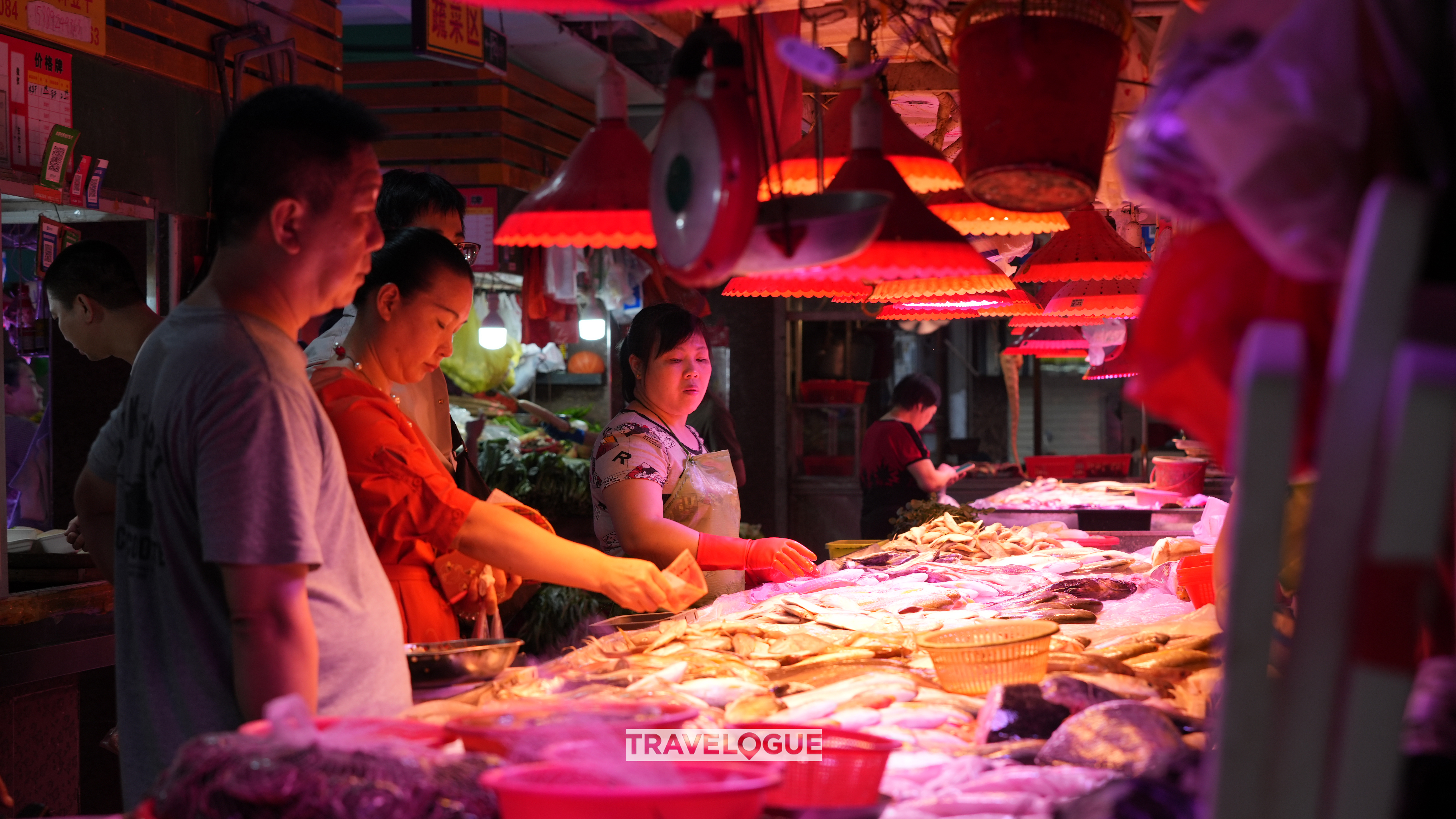 Locals buy fresh fish at a market in Shantou, Guangdong Province. /CGTN