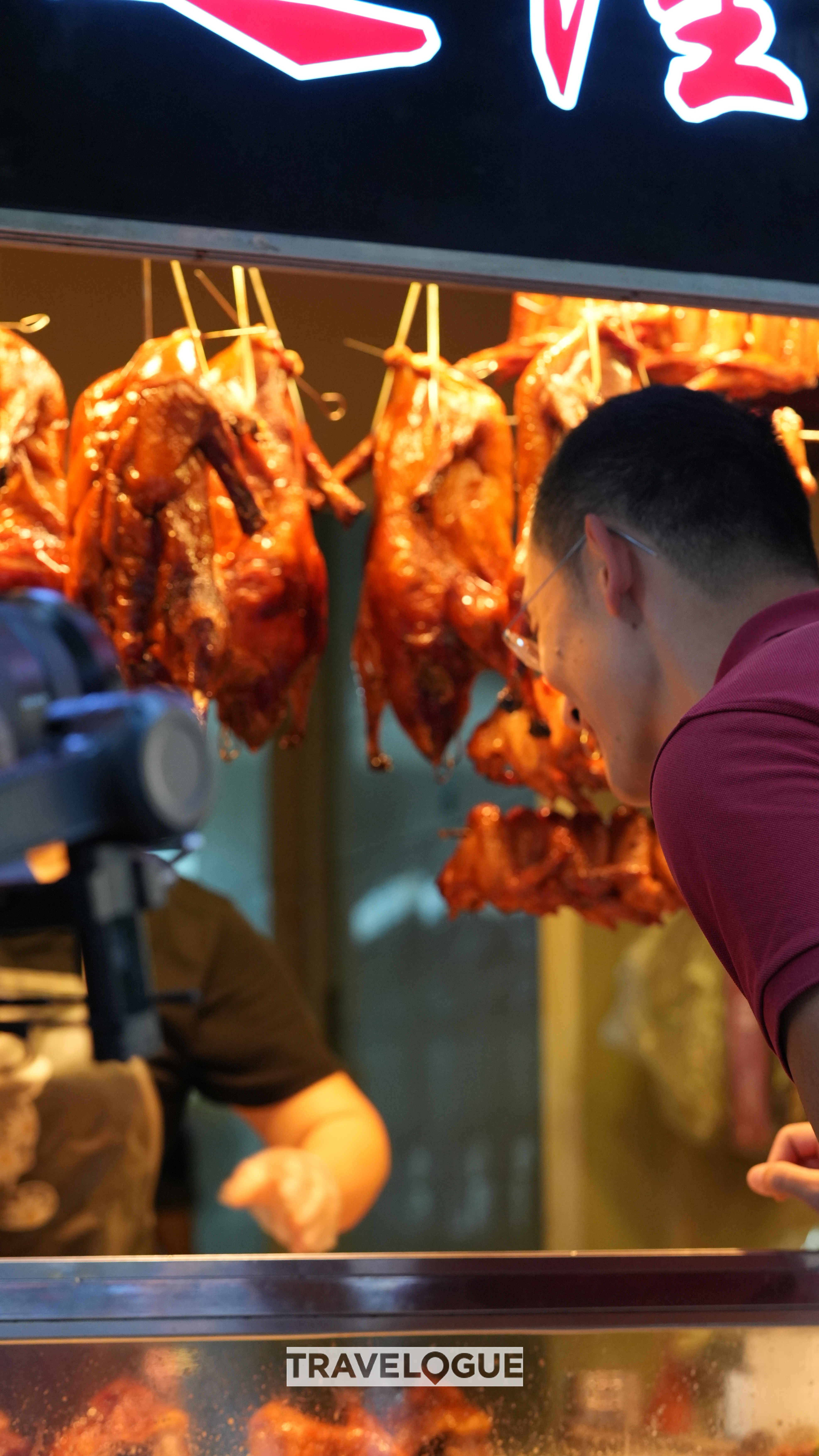 CGTN host He Tianran inquires about the price of roast duck at a local market in Shantou, Guangdong Province. /CGTN