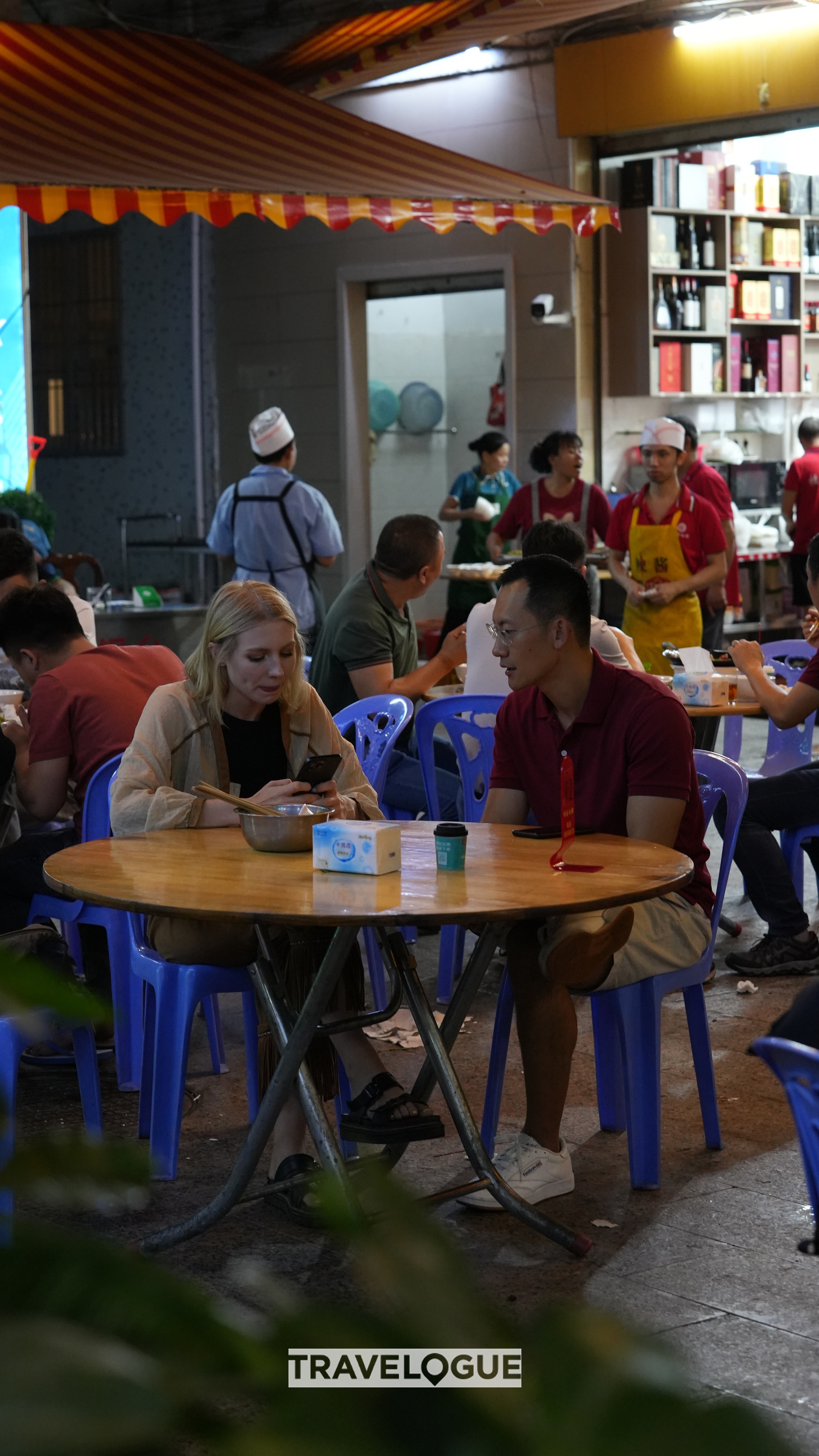 CGTN hosts wait for their dinner at a market in Shantou, Guangdong Province. /CGTN