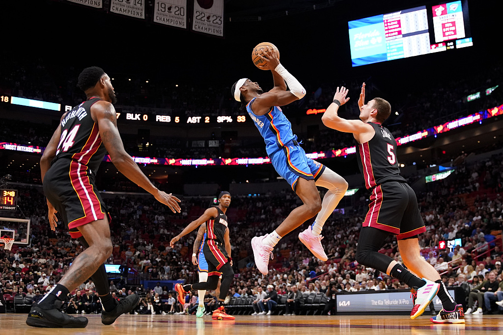 Shai Gilgeous-Alexander (C) of the Oklahoma City Thunder shoots in the game against the Miami Heat at Kaseya Center in Miami Gardens, Florida, January 10, 2024. /CFP